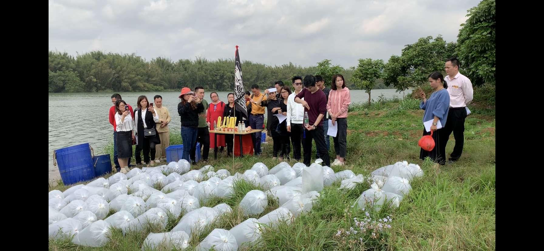 秦万峰老师组织放生